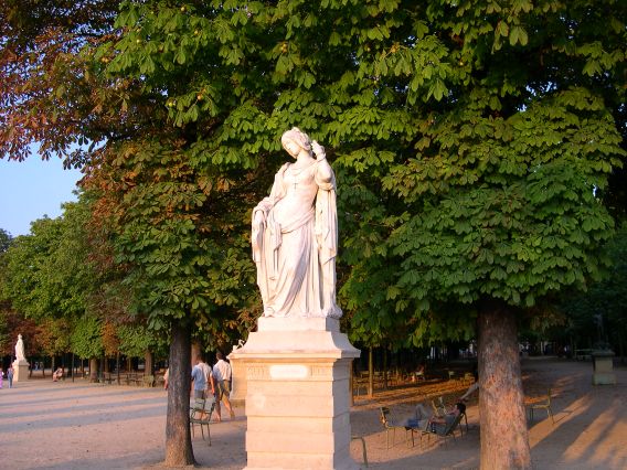  une statue du jardin du Luxembourg